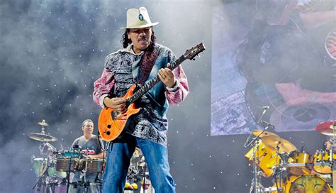 Carlos Santana Konzert: Mexikanisches Feuerwerk der Gitarrenkunst in Berlin!